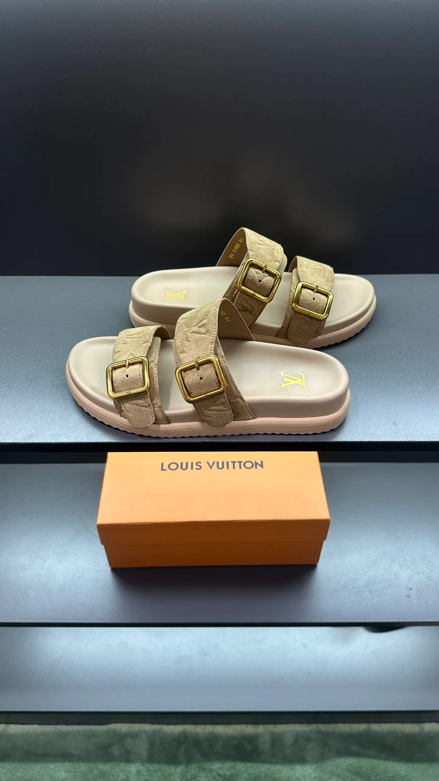 P340 🔍LV Men's Spring and Summer Slippers Counter Synchronization. The uppers are imported cowhide fabrics from Italy, with logo graphics and high-quality craftsmanship. Soles: original soles specially provided by the original factory. Exclusive movable molded soles are super comfortable. Original factory follow-up orders. 🔍🔍High quality. You can enter and leave the counter at will. Welcome to compare. Code number 38-45 No. 058